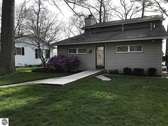 3rd image of 2472 Northeast Dr