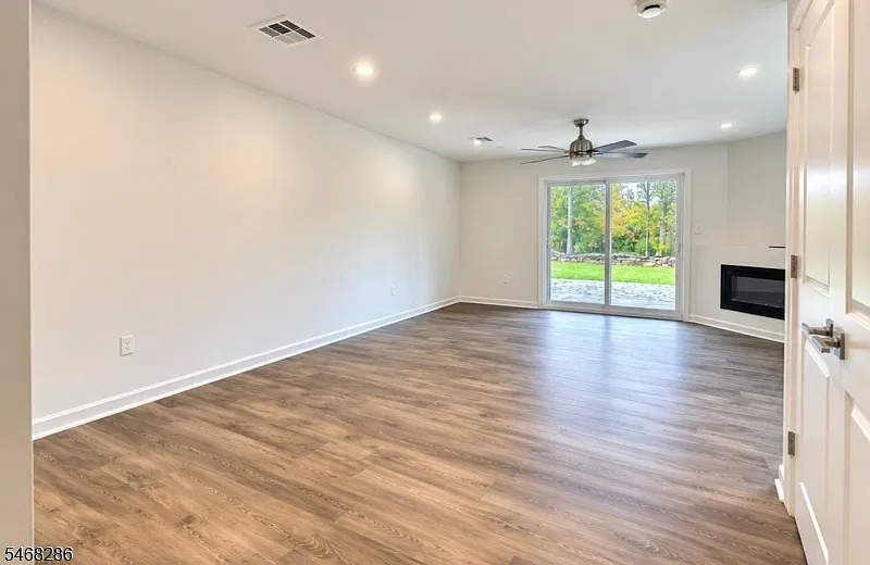 2 bed, 1.0 bath, $2,200 — Photo 4