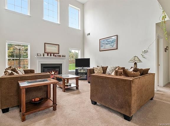 4th image of 334 Courtland Ct