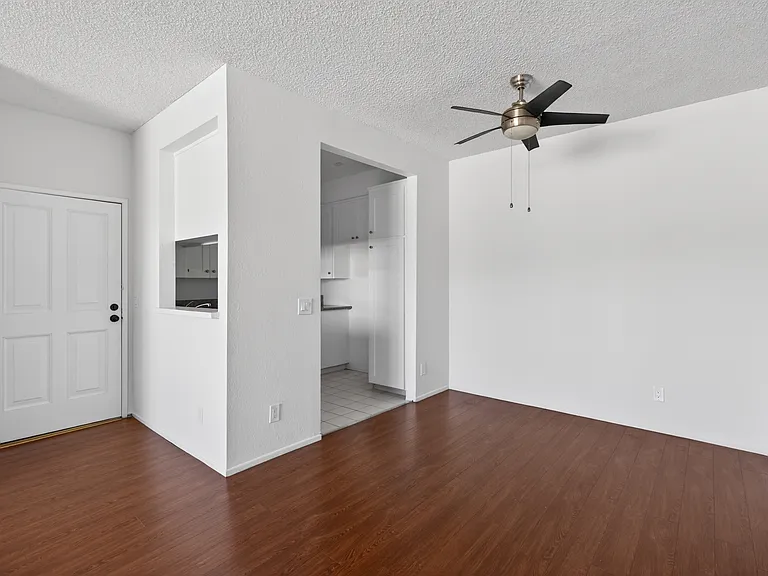 Woodman Ave Apartments — Photo 34