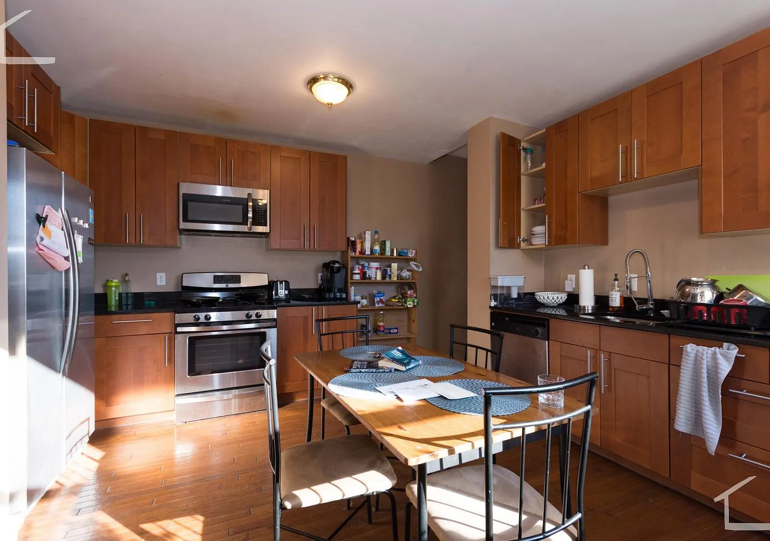 Huge 5 bed unit located by the Green Line. — Photo 1