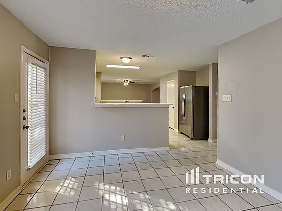 4th image of 909 Clover Hill Ln