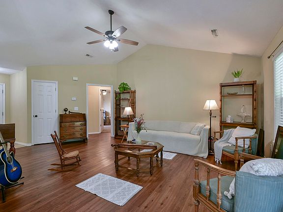 3rd image of 133 Birchwood Circle