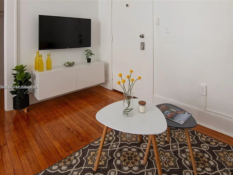 124 Mendoza Ave #9 — Photo 6