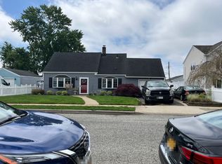8 Spring Ln, Levittown, NY 11756