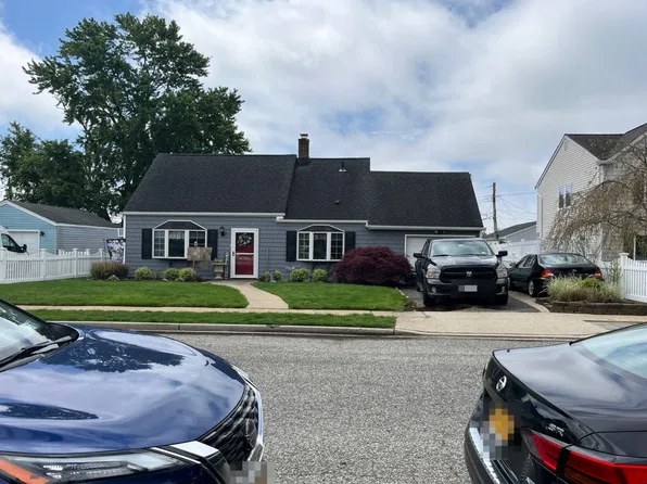 8 Spring Ln, Levittown, NY 11756
