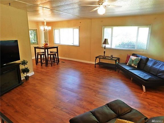 Spacious living room