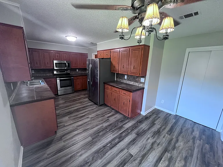 215 Berkshire Cir — Photo 13