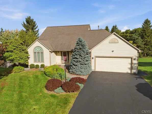 4640 Bloomsbury Dr, Syracuse, NY 13215