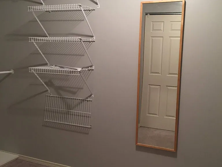 master bedroom walking closet.