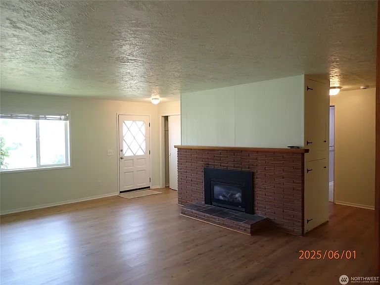 502 4th St — Photo 2
