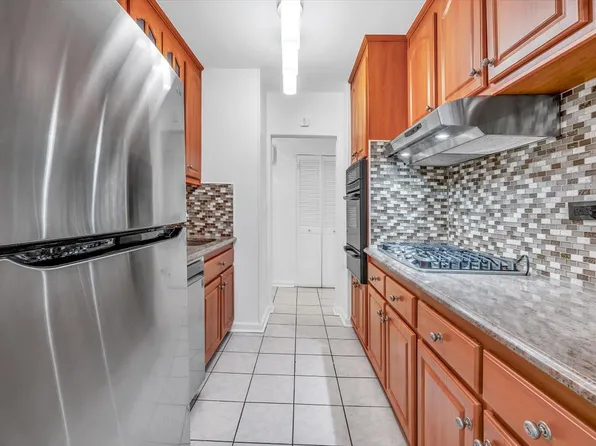 301 East 48th Street image 8 of 20