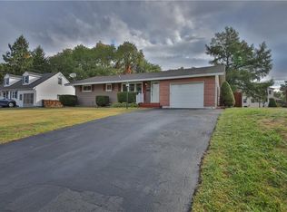 7438 Palmcrest Rd, North Syracuse, NY 13212