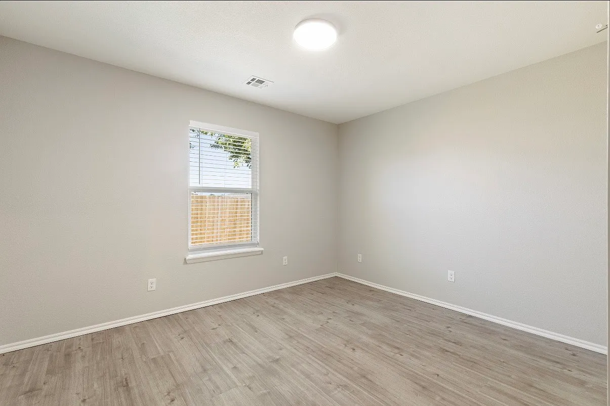 3 bed, 1560 sqft, $1,800 — Photo 3
