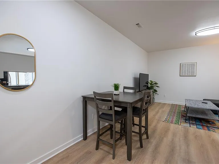 302 SW 6th St #22 — Photo 5