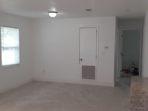 5th image of 2325 Southwest Cir