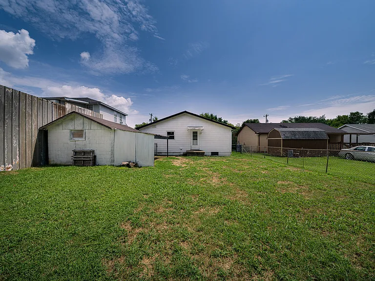 212A McArthur Dr — Photo 4