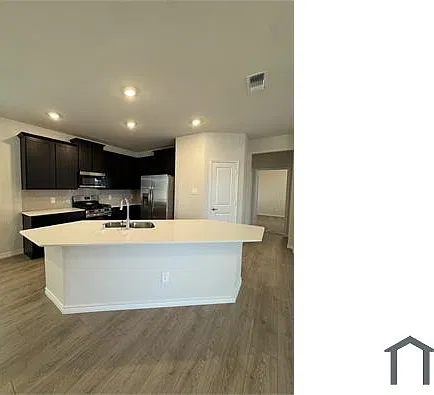 4 bed, 2208 sqft, $2,995 — Photo 3