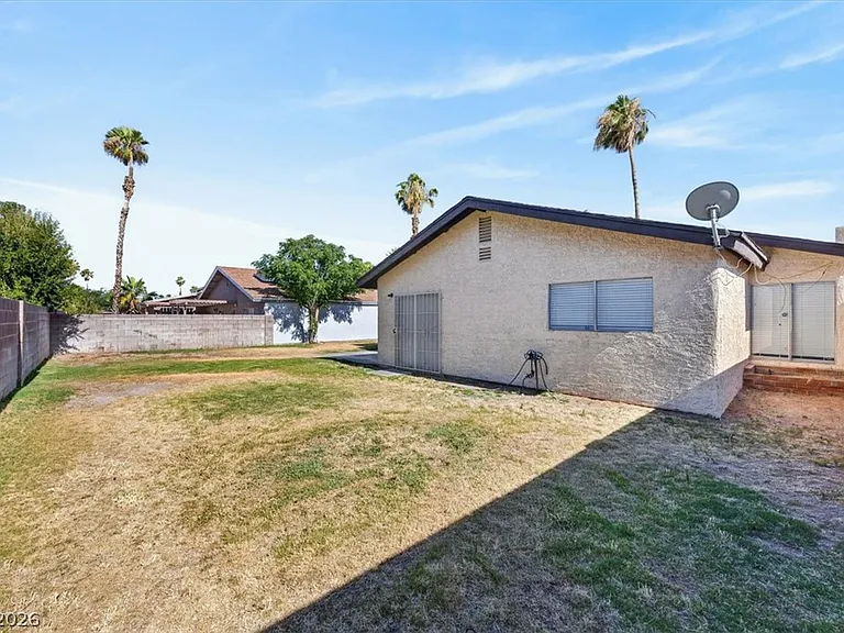 6834 Grandola Dr — Photo 34