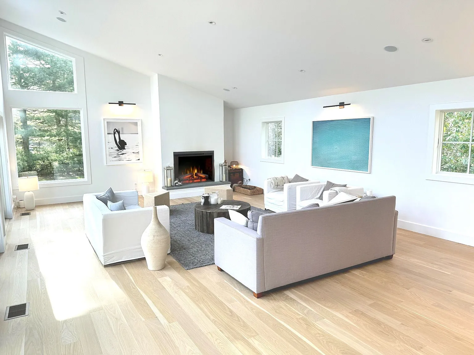 Sleek, Chic Smart Six Bedroom Home with pool Summer in Quogue — Photo 2