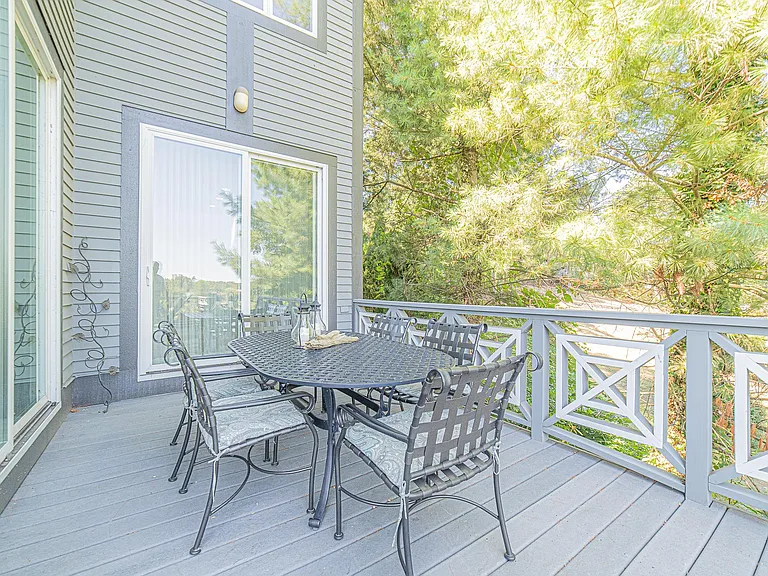 20 Shore Rd — Photo 39