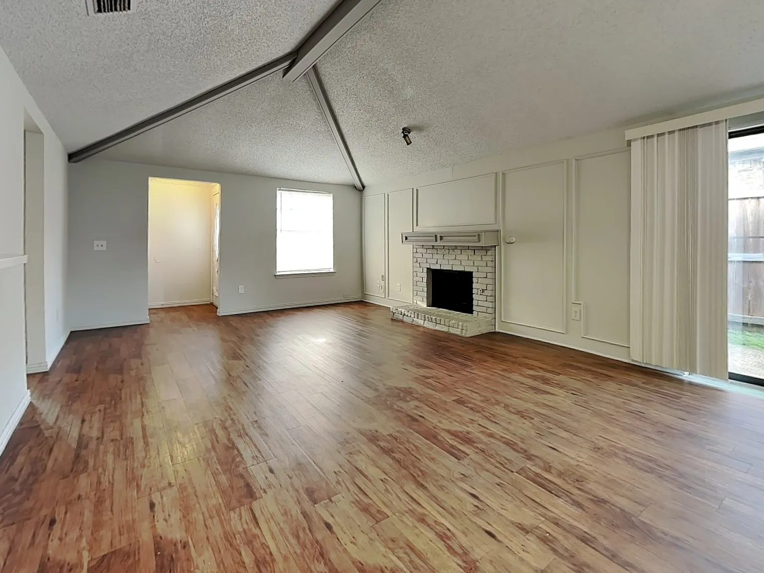 3 bed, 2.0 bath, 1239 sqft, $1,799 — Photo 2