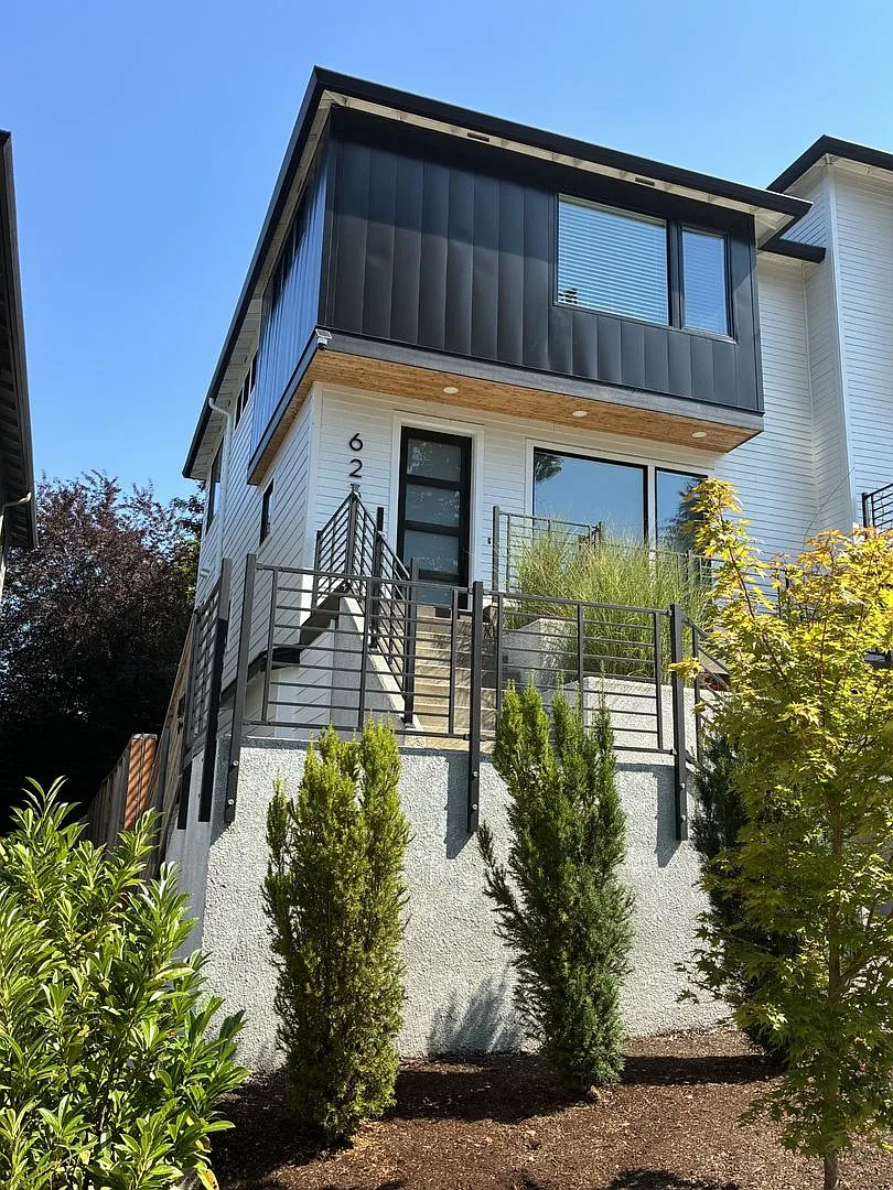 627 SW Lobelia St — Photo 1