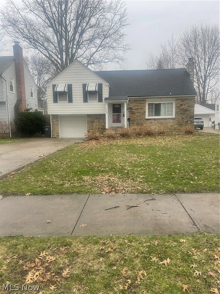 1663 Lyndhurst Rd photo 1