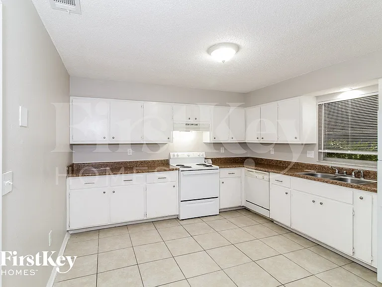 2435 Duke Ln — Photo 7