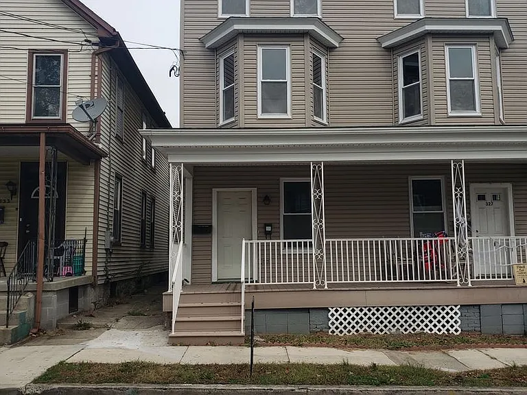 327-329 W King St — Photo 1