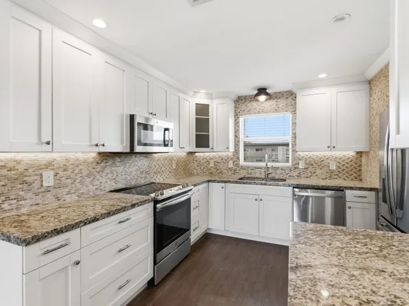 109 Wettaw Ln APT 203, North Palm Beach, FL 33408