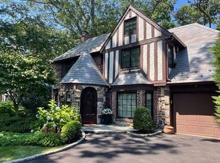8 Bramshott Ct, Rockville Centre, NY 11570