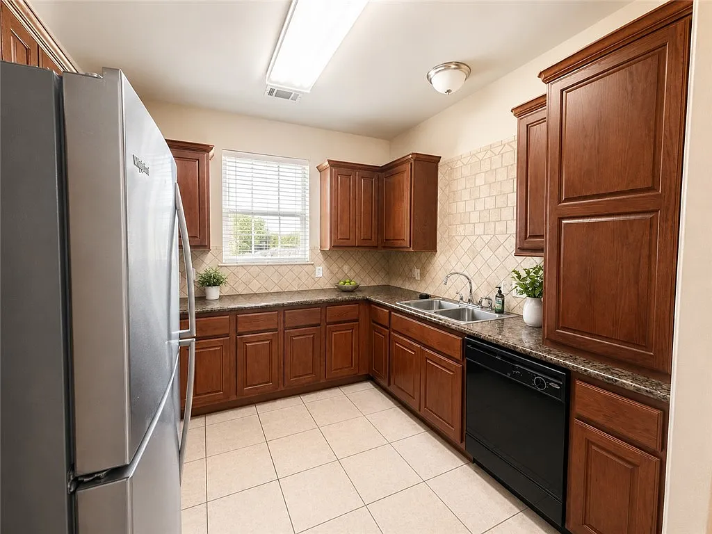2 bed, 1126 sqft, $1,350 — Photo 4