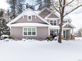 8576 Sunrise Mist Dr, Pinckney, MI
