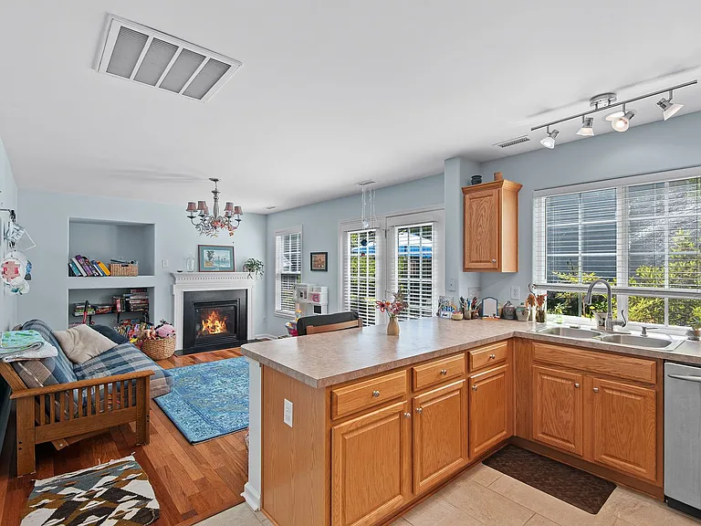 1402 Fairmont St — Photo 10