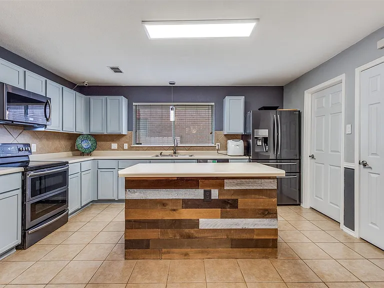417 Niagara Falls Dr — Photo 9