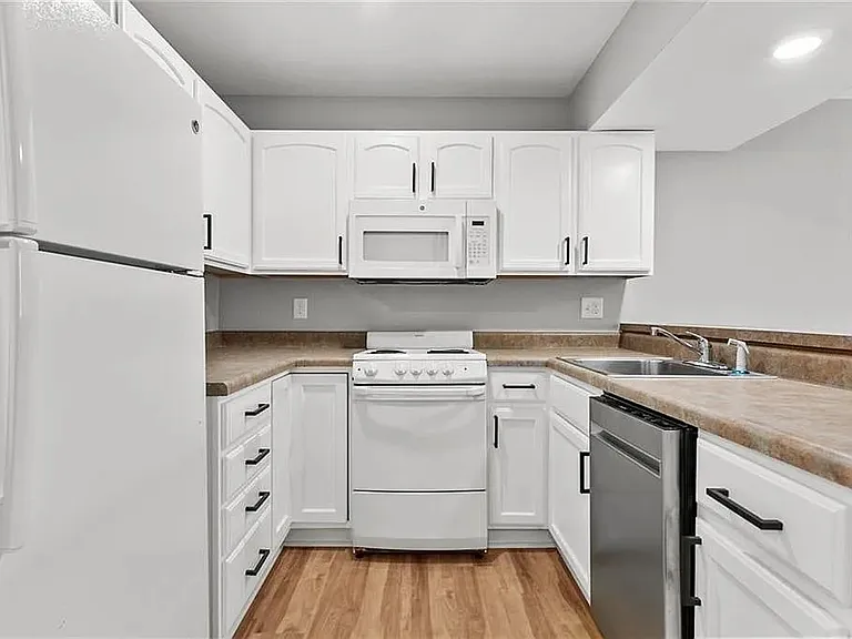 1505 W 26th St #B8 — Photo 11