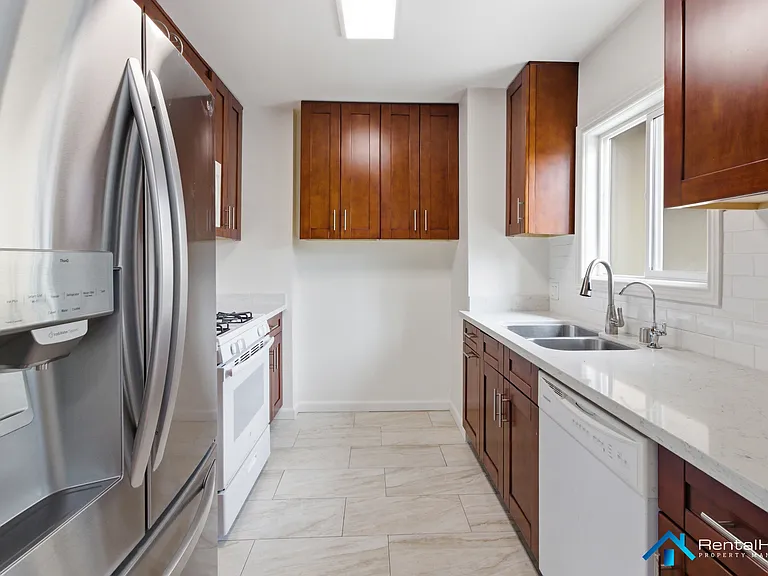 11555 Burbank Blvd #6 — Photo 7