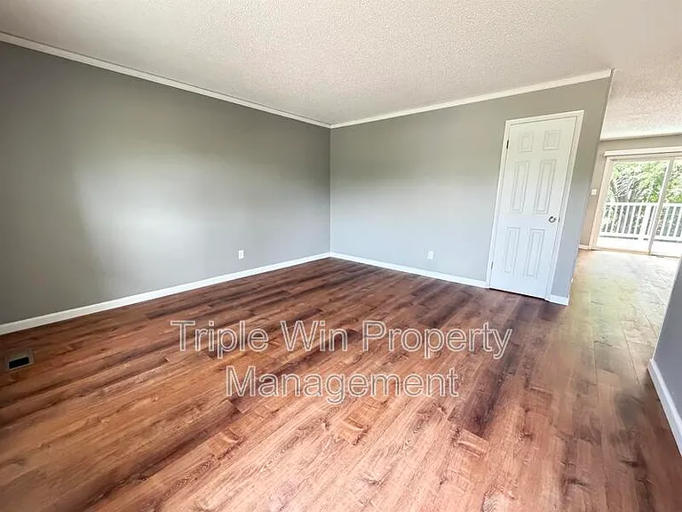 753 Watersedge Dr — Photo 4