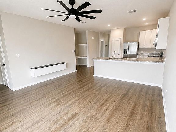 3rd image of 112 Laurel Oak Dr