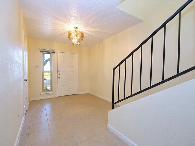 2115 E Weldon Dr — Photo 3