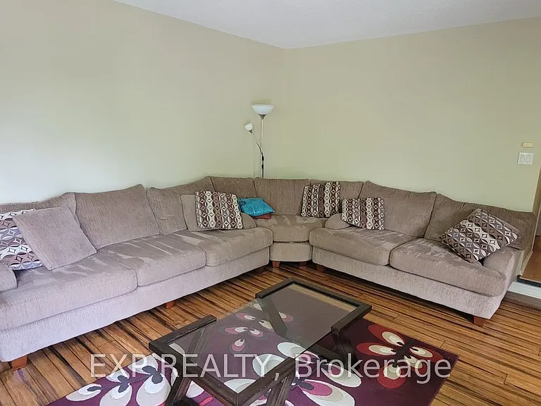 796 Harlequin Cres — Photo 7