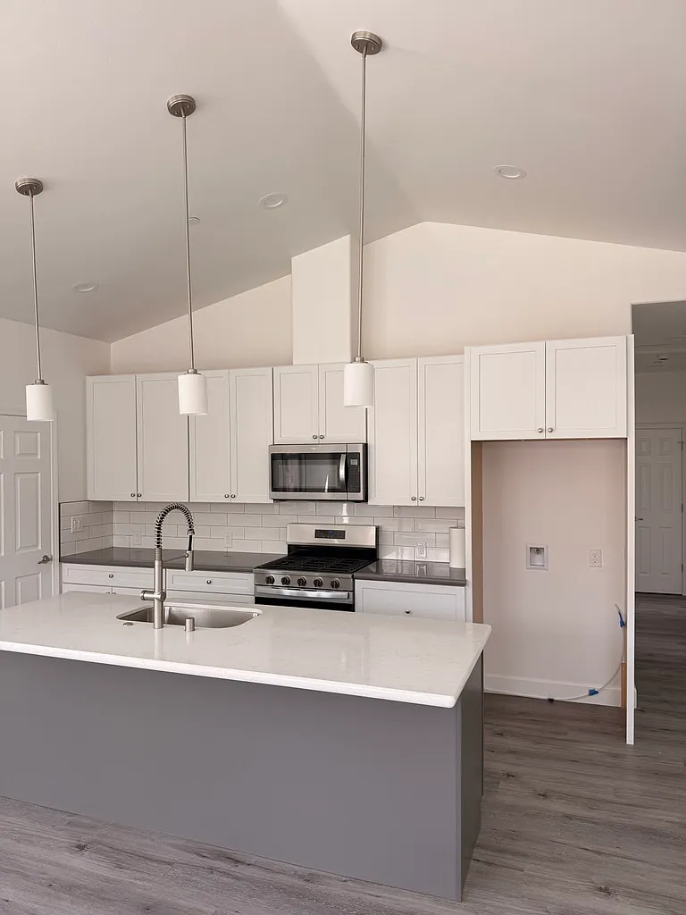 3 bed, 1210 sqft, $3,650 — Photo 2