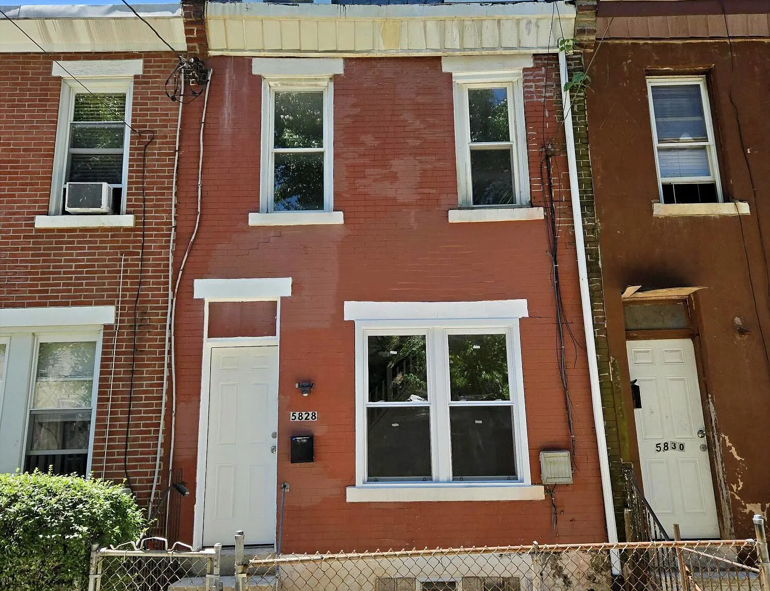 4 bed, $2,400 — Photo 1