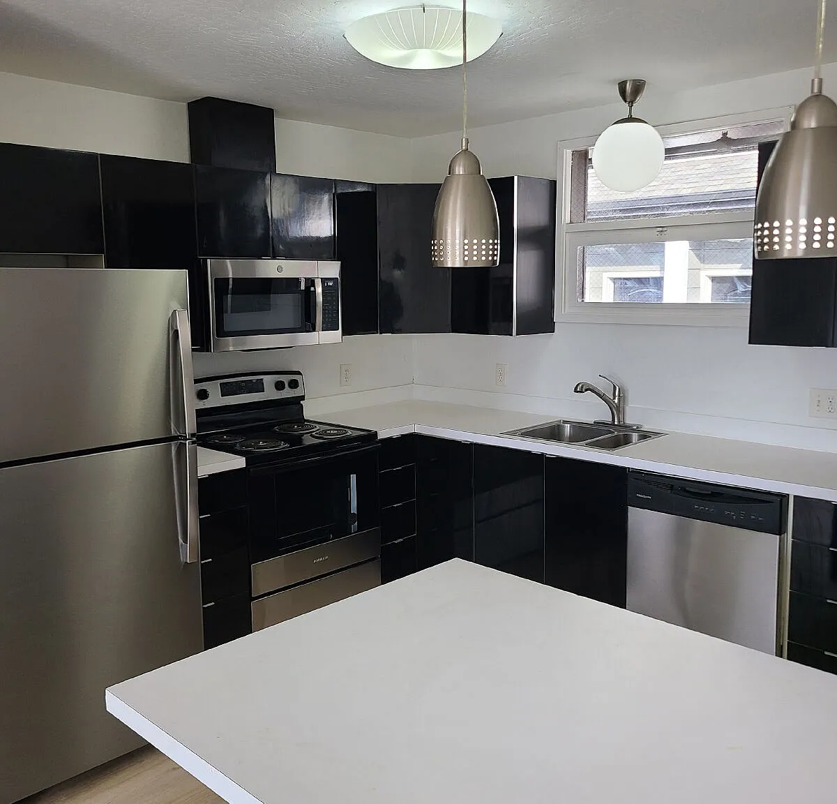 4 bed, 1.5 bath, $1,895 — Photo 4