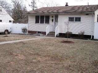 6 E Beech St, Central Islip, NY 11722