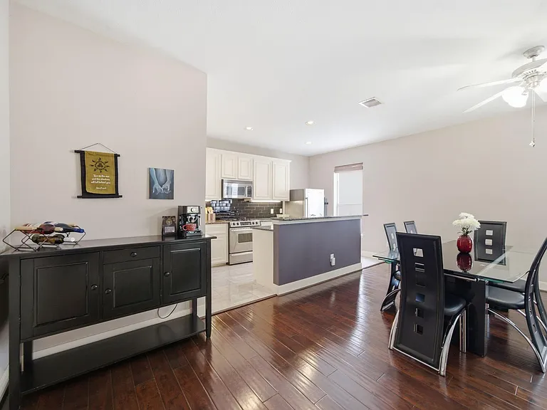 1716 Elgin St — Photo 12