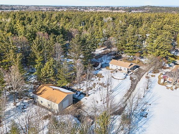 3rd image of 551 McLachlan Rd