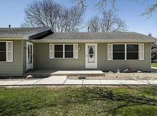 1403 1st Ave APT 2, Center Point, IA 52213