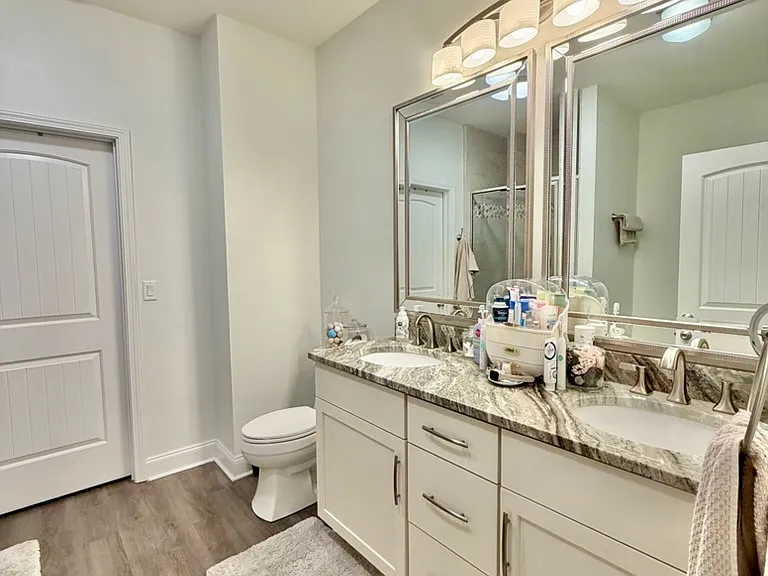 411B Redwood Ave — Photo 8